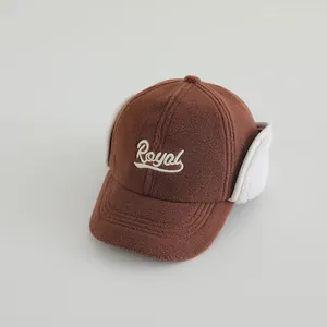 Dettaglio del cappello da baseball invernale con paraorecchie e ricamo Royal
