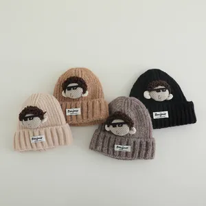 Berretti invernali in maglia per bambini con bambole 3D e etichetta Bonjour in 4 colori
