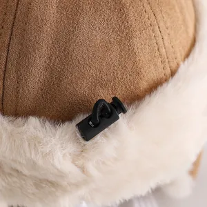 Winter Baby Mütze aus braunem Wildleder mit weißem Kunstfellfutter und verstellbarem Band