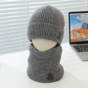 Detailaufnahme von dunkelgrauem Strickmützen- und Schal-Set für Kinder mit Jacquard
