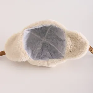 Detailansicht der flauschigen Baby-Mütze mit weichem Innenfutter und braunem Gurtband