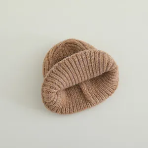 Berretto in maglia grossa color kaki per bambini con trama a coste e risvolto morbido