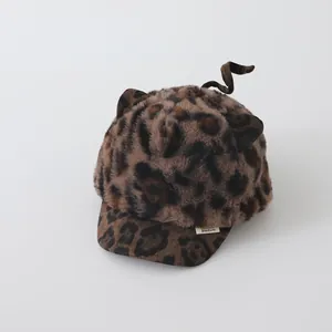Nahaufnahme der Leoparden-Plüsch-Babykappe mit 3D-Katzenohren und kleinem Schwanzdetail