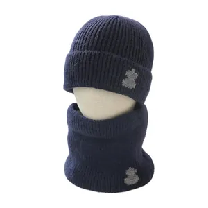 Winter-Set aus Strickmütze und Loopschal in Dunkelblau mit grauen Cartoon-Tier-Mustern