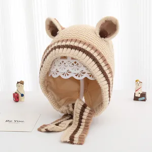 Dettaglio del cappello in maglia per neonati con orecchie da orso e fodera morbida invernale