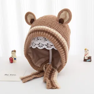 Dettaglio cappello lavorato a maglia per neonati con strisce marroni e orecchie da orso