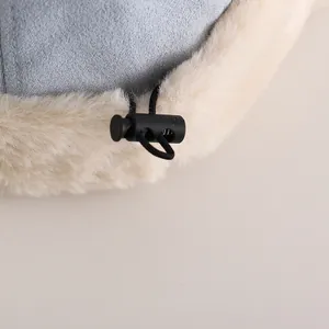Detail der Baby-Wintermütze mit verstellbarem Kordelzug und weichem Kunstfellfutter