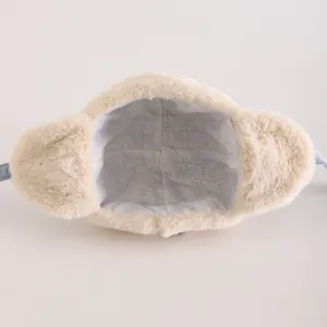 Detail der Baby-Wintermütze mit gestepptem Innenfutter und weicher Plüsch-Struktur