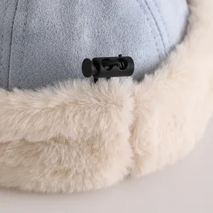 Detail van wintermuts voor baby's met zachte pluche voering en verstelbare plastic gesp