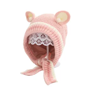 Berretto neonato in maglia rosa con orecchie da orso e laccetti per il calore invernale