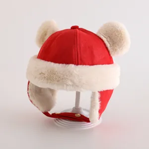 Wintermütze für Kleinkinder in Rot und Beige mit Kunstfellbesatz und süßen Bommeln