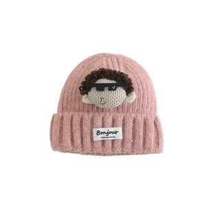 Berretto rosa lavorato a maglia per bambini con patch a fumetti e etichetta Bonjour