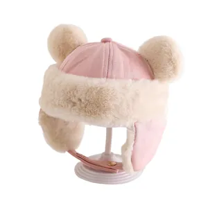 Rosa Winter-Babymütze mit süßen Pelzbommeln und warmen Ohrenklappen für Kinder