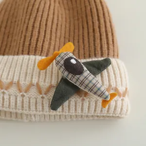 Gebreide wintermuts voor kinderen met een schattige vliegtuigpatch en warme voering