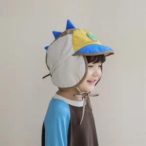 Detail der Kinder Wintermütze mit Dinosaurier-Rückenzacken und warmen Ohrenklappen