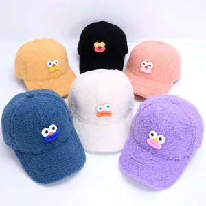 Detailansicht winterlicher Lammwoll-Basecaps in sechs Farben mit Cartoon-Gesichtern