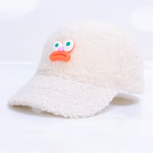 Nahaufnahme der flauschigen weißen Teddy-Baseballkappe mit süßem Monstergesicht