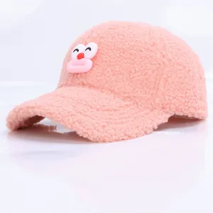 Detailansicht der rosa Fleece-Baseballkappe mit Lammwolltextur und lustigem Cartoon-Gesicht