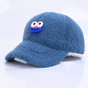 Detailansicht des weichen Marine-Fleece-Materials und des 3D-Gesichts auf der Kinderkappe