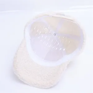 Detail der Baby Winter Baseballkappe zeigt weißes Sherpa-Fleece und die Innenstruktur