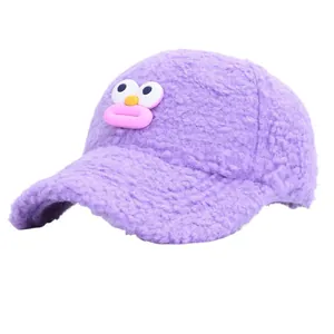Winter-Baseballkappe aus lila Fleece mit Cartoon-Gesicht und warmer Plüsch-Textur