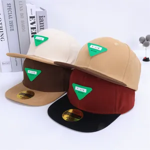 Gorras de béisbol de visera plana con parche de logo triangular en beige, caqui y burdeos