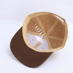 Detalle del interior de la gorra infantil con hebilla ajustable y visera en color contraste