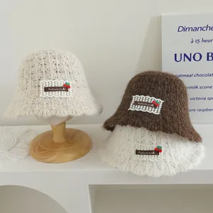 Détails de bobs en tricot avec patch fleur en dentelle et broderie cerise pour enfants