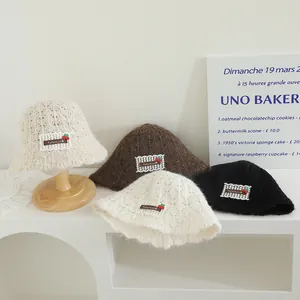 Détails de chapeaux bobs en maille mohair avec écussons cerises en quatre coloris
