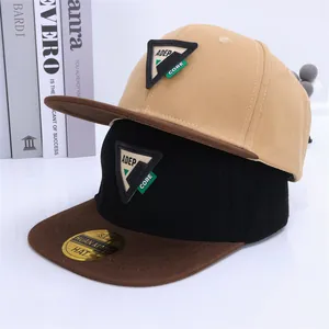 Detalle de gorras snapback de algodón con bordado triangular y visera en contraste