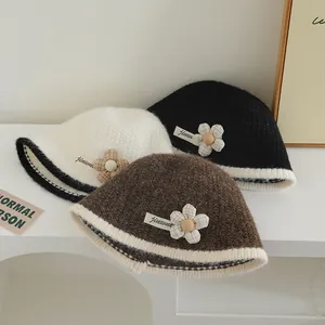 Détails de bobs en tricot avec des patchs de fleurs à carreaux et étiquettes en tissu