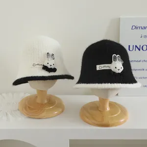 Gros plan de bobs en tricot avec décoration lapin 3D et écusson smile affinity