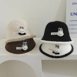 Chapeau Bob en Tricot pour Enfants Doux Chaud Hiver Automne Chapeau de Pêcheur Avec Mignon Lapin en Peluche Fleur Cerise Patch pour Garçons Filles