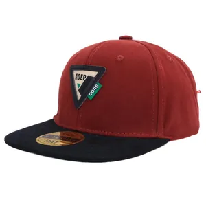 Gorra de béisbol snapback bicolor rojo y negro con parche triangular y visera plana