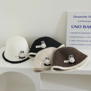 Détail de chapeaux cloches tricotés pour enfants avec écusson lapin et divers coloris