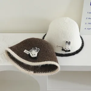 Bobs en tricot pour enfants avec lapin, coloris beige et blanc, texture douce et logo