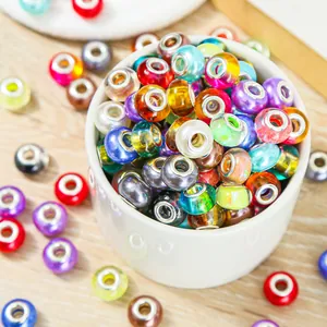 Macro-opname van kleurrijke harskralen met groot gat voor het maken van DIY-sieraden