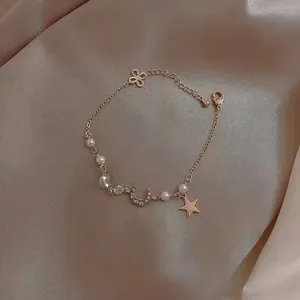 Bracelet élégant en or rose avec charms étoile, lune en zircon et perles blanches