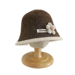 Chapeau bob en maille peluche marron pour femme avec fleur à carreaux et bord crème