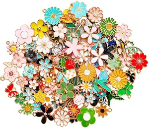 Primer plano de colgantes florales de esmalte de colores para creación de joyas DIY