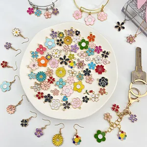 Vista macro detallada de colgantes de flores en esmalte de colores para joyería DIY