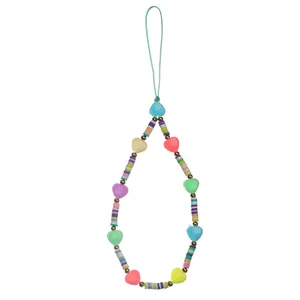 Dettaglio di perline colorate a cuore e dischi di argilla su un cordino per cellulare