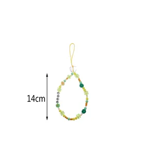 Detailaufnahme einer 14 cm bunten Perlen-Handykette mit LOVE-Buchstaben und Herzanhängern