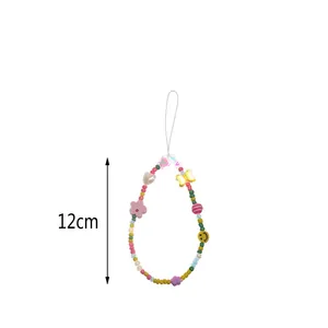 Detail der 12cm Handy-Tragekette mit bunten Perlen, Herzanhängern und Blumenakzenten