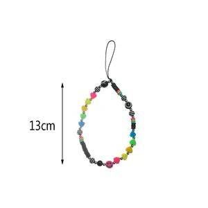 Nahaufnahme der bunten Perlen-Handykette mit Herzen und 13 cm Längenmaßangabe