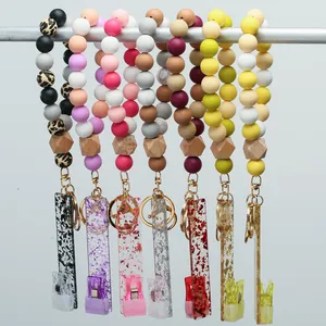 Détail des bracelets porte-clés en perles de silicone avec motifs léopard et marbre