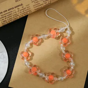 Handgemachter Handy-Anhänger mit orangefarbenen Blumen und schillernden Perlen