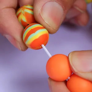 Porte-clés bracelet en perles de silicone avec des perles orange et rayées sur cordon