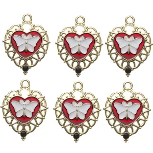 Set de 6 colgantes de corazón dorados con esmalte rojo, mariposas blancas y perlas negras