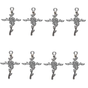 Lot de huit pendentifs croix en argent antique avec détails de rose et motifs de feuilles